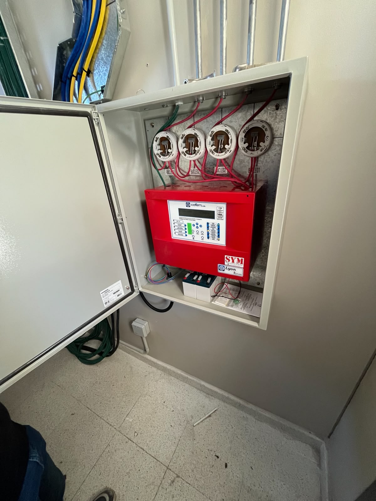 Central de incendio roja instalada en tablero