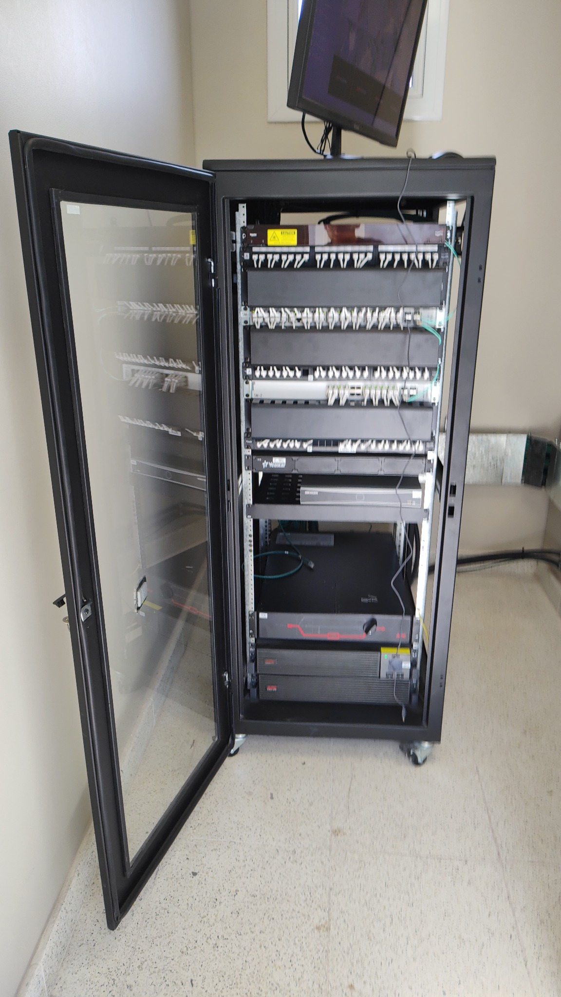 Rack de comunicaciones en hospital